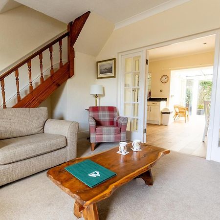 Fir Tree Cottage: Cosy Seaside Retreat with Snowdonia Access Rhos-on-Sea Exterior photo