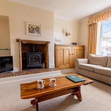 Fir Tree Cottage: Cosy Seaside Retreat with Snowdonia Access Rhos-on-Sea Exterior photo