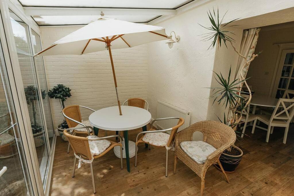 Fir Tree Cottage: Cosy Seaside Retreat with Snowdonia Access Rhos-on-Sea Exterior photo
