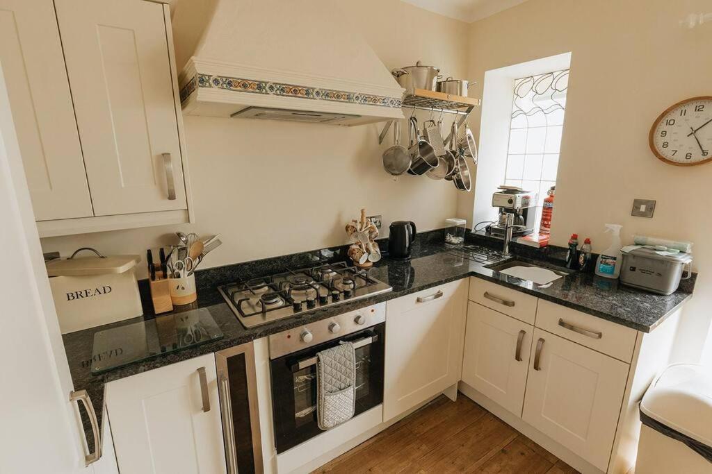 Fir Tree Cottage: Cosy Seaside Retreat with Snowdonia Access Rhos-on-Sea Exterior photo