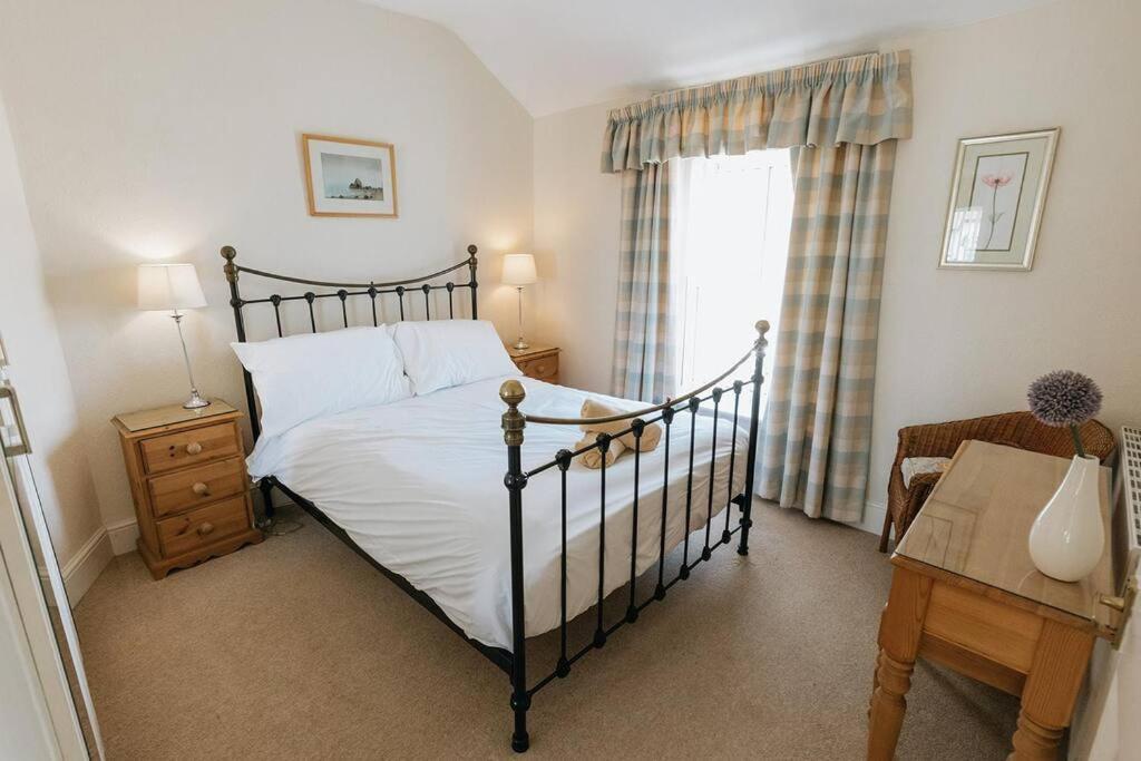 Fir Tree Cottage: Cosy Seaside Retreat with Snowdonia Access Rhos-on-Sea Exterior photo
