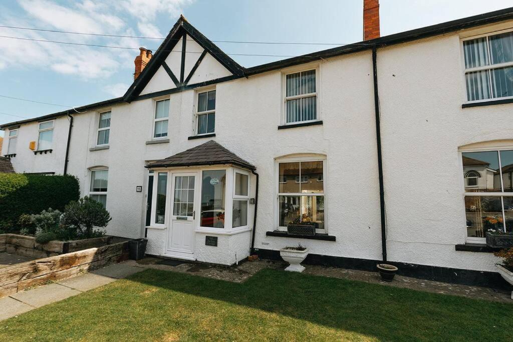 Fir Tree Cottage: Cosy Seaside Retreat with Snowdonia Access Rhos-on-Sea Exterior photo