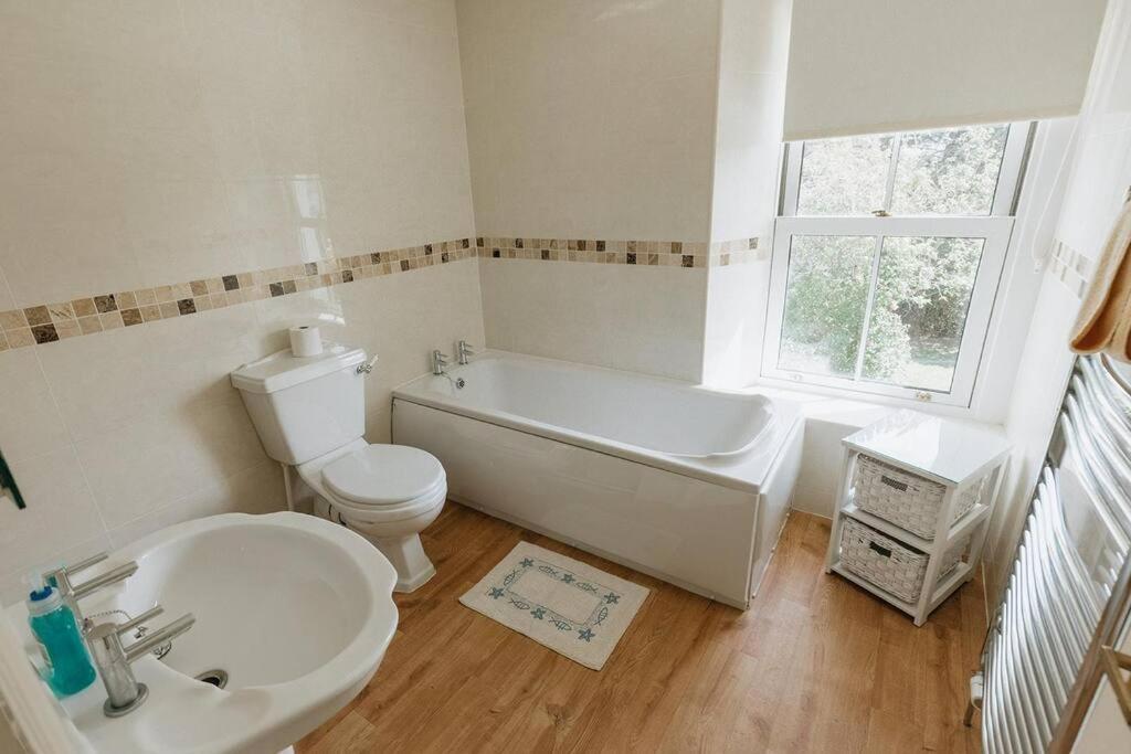 Fir Tree Cottage: Cosy Seaside Retreat with Snowdonia Access Rhos-on-Sea Exterior photo
