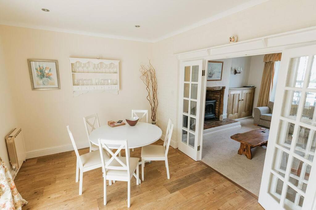 Fir Tree Cottage: Cosy Seaside Retreat with Snowdonia Access Rhos-on-Sea Exterior photo