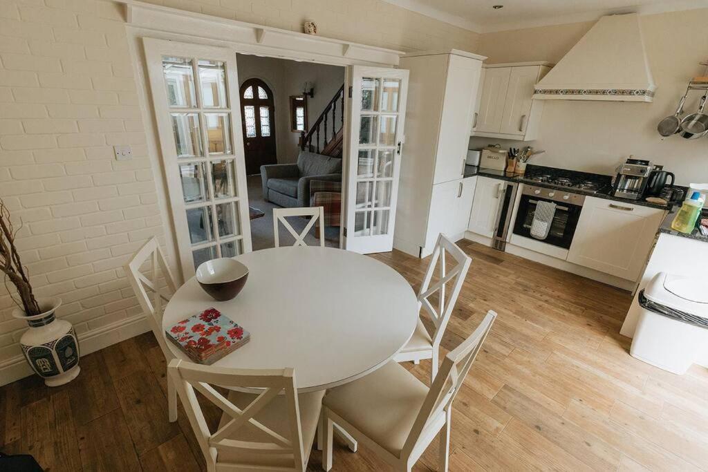 Fir Tree Cottage: Cosy Seaside Retreat with Snowdonia Access Rhos-on-Sea Exterior photo