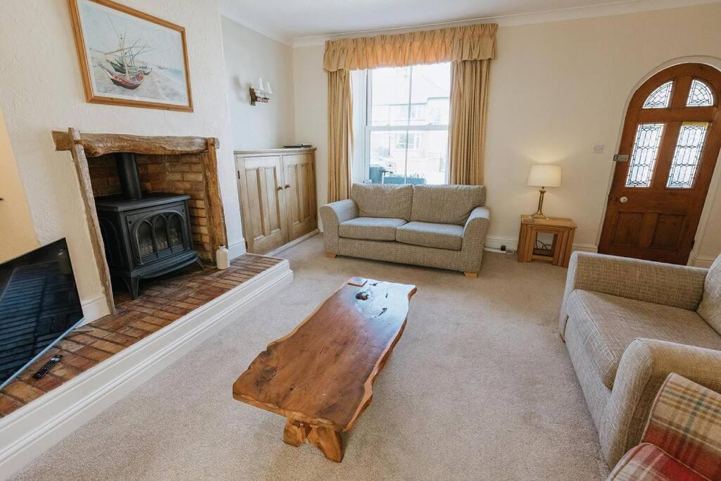 Fir Tree Cottage: Cosy Seaside Retreat with Snowdonia Access Rhos-on-Sea Exterior photo