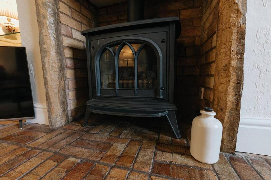 Fir Tree Cottage: Cosy Seaside Retreat with Snowdonia Access Rhos-on-Sea Exterior photo