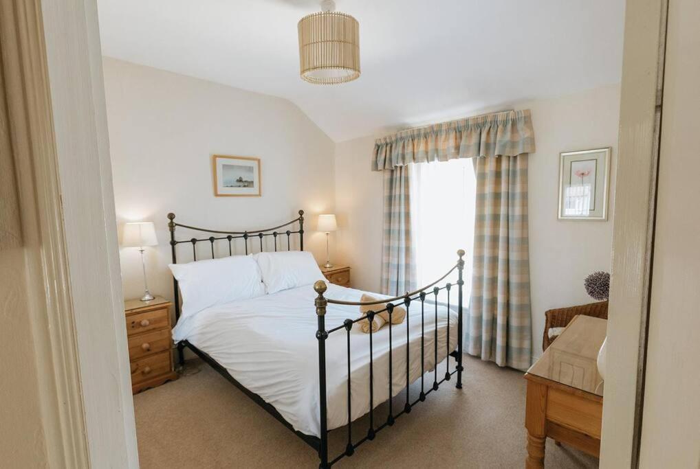 Fir Tree Cottage: Cosy Seaside Retreat with Snowdonia Access Rhos-on-Sea Exterior photo