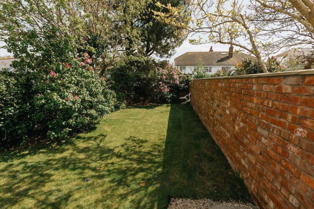 Fir Tree Cottage: Cosy Seaside Retreat with Snowdonia Access Rhos-on-Sea Exterior photo