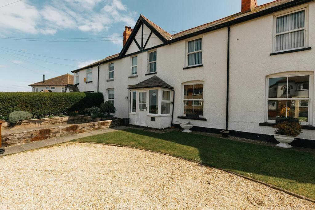 Fir Tree Cottage: Cosy Seaside Retreat with Snowdonia Access Rhos-on-Sea Exterior photo