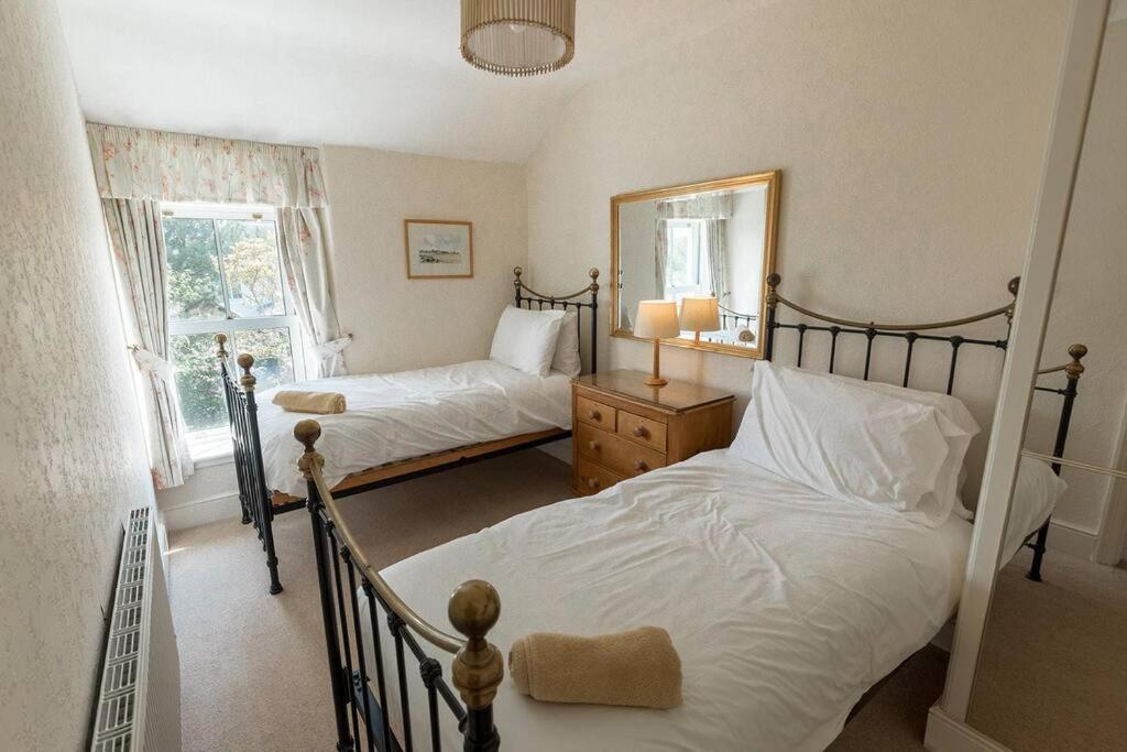 Fir Tree Cottage: Cosy Seaside Retreat with Snowdonia Access Rhos-on-Sea Exterior photo
