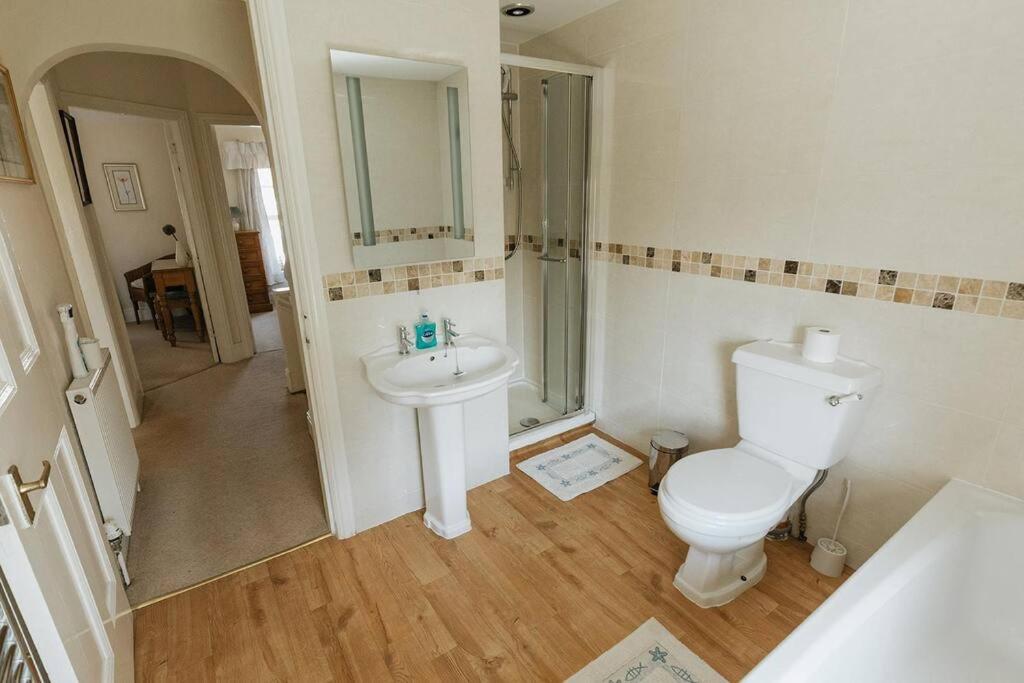 Fir Tree Cottage: Cosy Seaside Retreat with Snowdonia Access Rhos-on-Sea Exterior photo