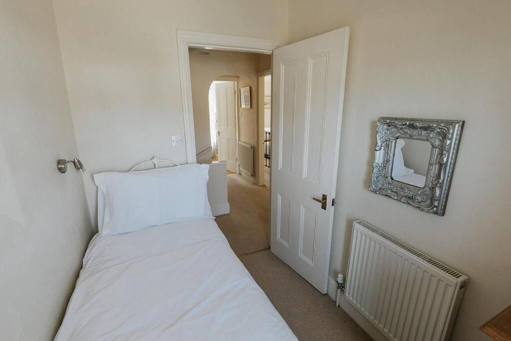 Fir Tree Cottage: Cosy Seaside Retreat with Snowdonia Access Rhos-on-Sea Exterior photo