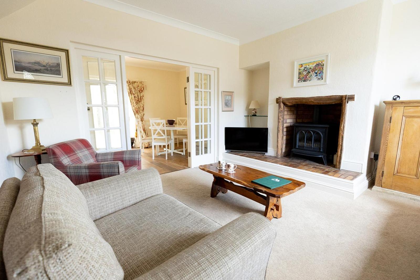 Fir Tree Cottage: Cosy Seaside Retreat with Snowdonia Access Rhos-on-Sea Exterior photo