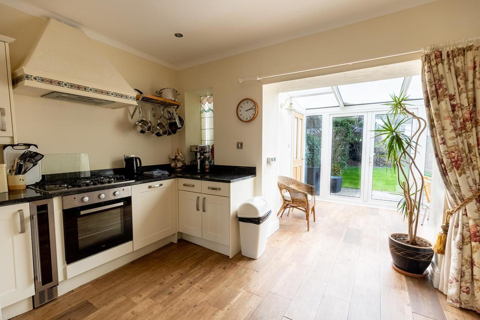 Fir Tree Cottage: Cosy Seaside Retreat with Snowdonia Access Rhos-on-Sea Exterior photo