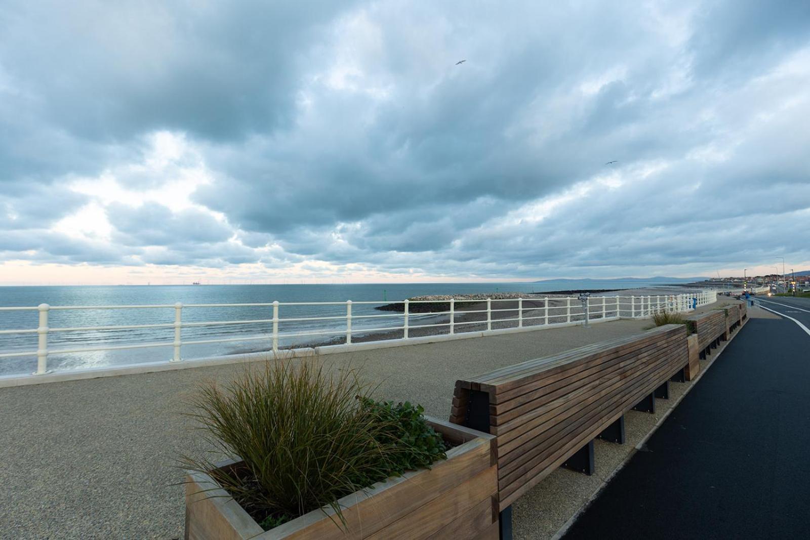Fir Tree Cottage: Cosy Seaside Retreat with Snowdonia Access Rhos-on-Sea Exterior photo