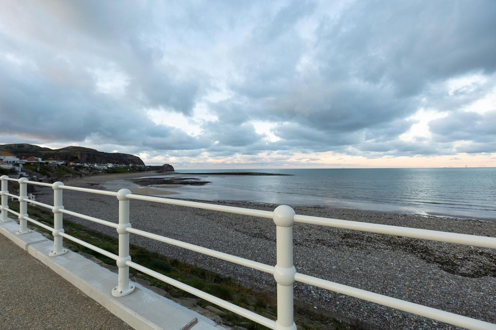 Fir Tree Cottage: Cosy Seaside Retreat with Snowdonia Access Rhos-on-Sea Exterior photo