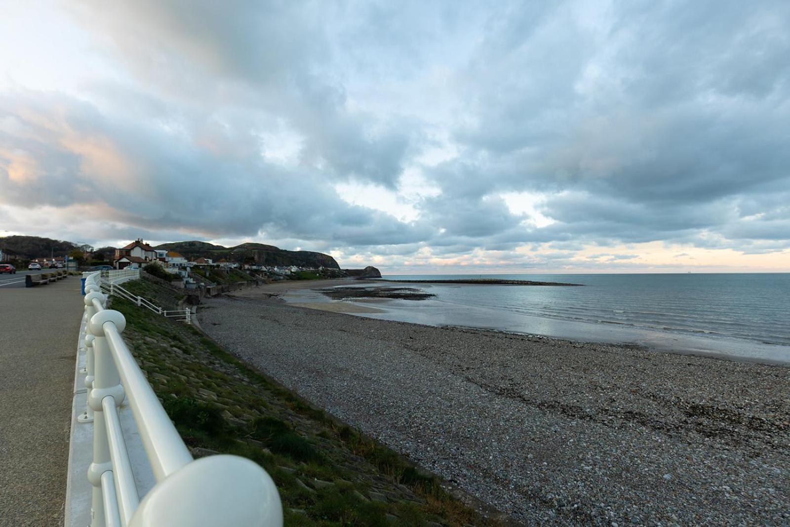 Fir Tree Cottage: Cosy Seaside Retreat with Snowdonia Access Rhos-on-Sea Exterior photo