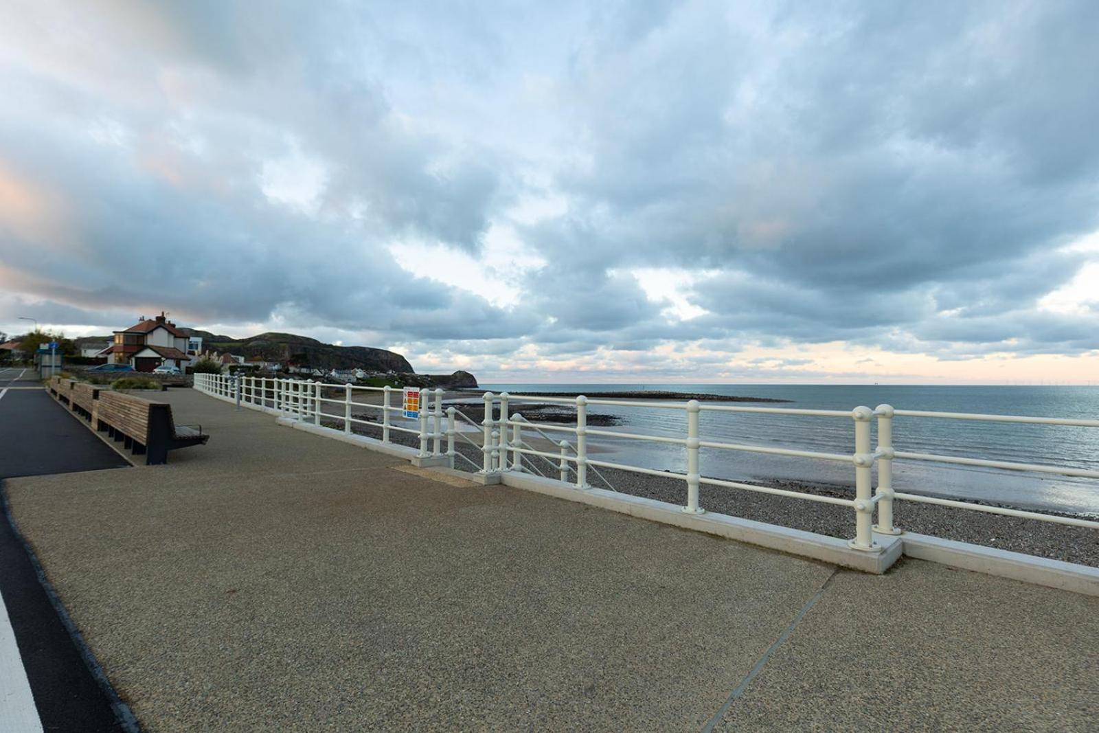 Fir Tree Cottage: Cosy Seaside Retreat with Snowdonia Access Rhos-on-Sea Exterior photo